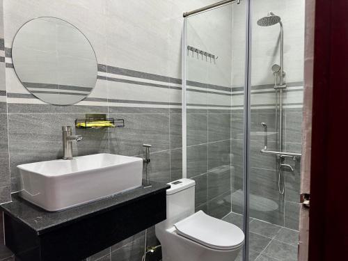 een badkamer met een wastafel, een toilet en een douche bij Thien Phuc Hotel in Ba Tri