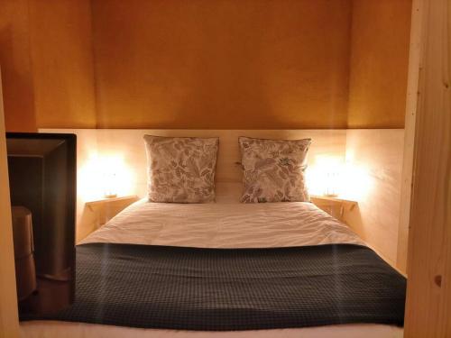 オーズヴィル・トロザーヌにあるStudio ambiance verdoyante et vue sur la valléeのベッドルーム1室(枕2つ付)