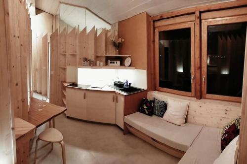 - une cuisine avec un canapé et un évier dans la chambre dans l'établissement Studio ambiance verdoyante et vue sur la vallée, à Auzeville-Tolosane