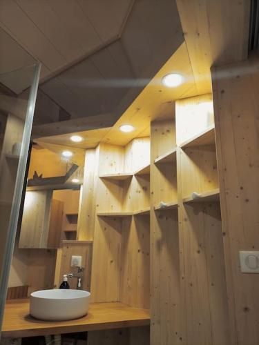 La salle de bains est pourvue d'un lavabo et d'un mur avec miroirs. dans l'établissement Studio ambiance verdoyante et vue sur la vallée, à Auzeville-Tolosane