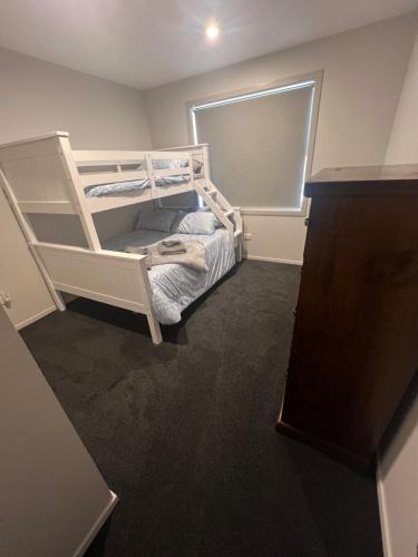Southern Comfort في Kurow: غرفة مع سرير بطابقين ونافذة
