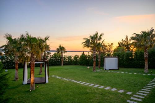 Galería fotográfica de 5-Star Villa Calma I with Heated Pool, Jacuzzi, Sea and Palm Tree Garden en Starigrad-Paklenica