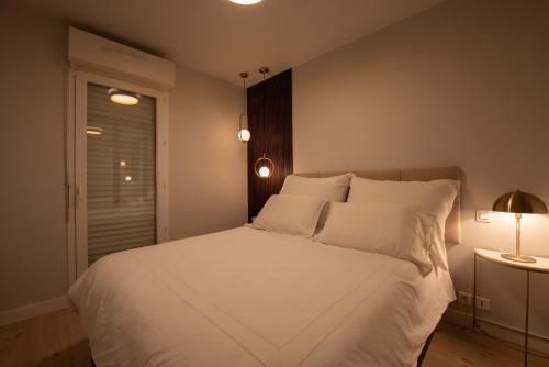 une chambre avec un lit blanc et une fenêtre dans l'établissement Havre de Paix, parking, wifi, draps et servilletes, tout inclus, à Urrugne