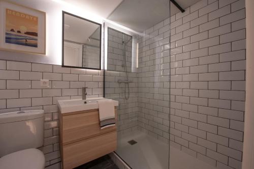 a bathroom with a toilet and a sink and a shower at Havre de Paix, parking, wifi, draps et servilletes, tout inclus in Urrugne