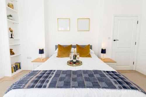En eller flere senge i et værelse på 2-Bedroom in Central Poole: Beach, Balcony, Parking - Longfleet Landings