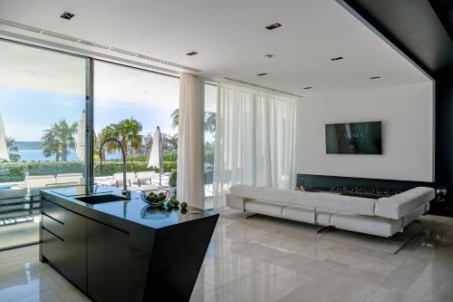 5-Star Villa Calma I with Heated Pool, Jacuzzi, Sea and Palm Tree Garden