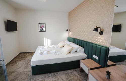 Habitación de hotel con 2 camas y mesa en HOTEL NEST, en Bijeljina