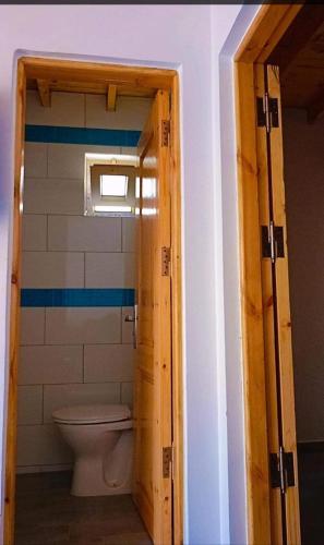 ein Bad mit einem WC und einer offenen Tür in der Unterkunft Cozy Studio in Asala of Dahab1 in Dahab