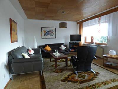 sala de estar con sofá y mesa en Ferienwohnung Spohr, en Bad Wildungen