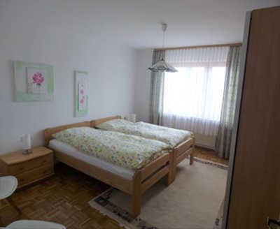1 dormitorio con cama y ventana en Ferienwohnung Spohr, en Bad Wildungen