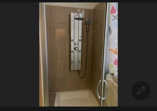 e bagno con doccia, servizi igienici e lavandino. di Room in Guest room - Chambre A Brucelles D a Bruxelles