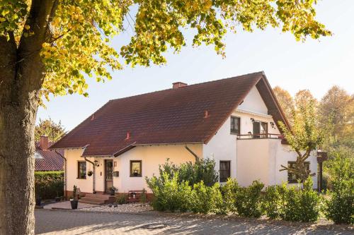 バート・ヴィルドゥンゲンにあるFerienwohnung Ziskeの茶色の屋根の白い家
