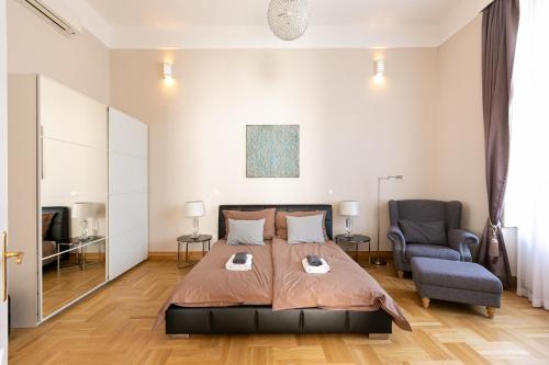 En eller flere senge i et værelse på Bakats Ter Apartment with Balcony Overlooking Church Square