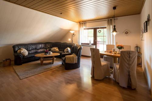 ein Wohnzimmer mit einem Sofa und einem Tisch in der Unterkunft Ferienwohnung Ziske in Bad Wildungen