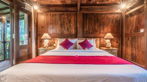 1 dormitorio con 1 cama grande y paredes de madera en OYO 809 Shree Guru Annex 2, en Katmandú