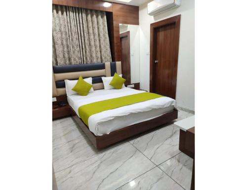 En eller flere senger på et rom på Hotel R R One, Vadodara