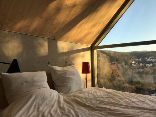 Bett in einem Zimmer mit einem großen Fenster in der Unterkunft Ferienapartment Burgstrasse Ost in Altleiningen