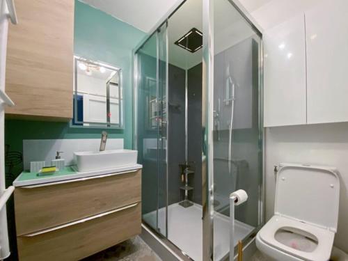 uma casa de banho com um chuveiro, um WC e um lavatório. em Le Saint Pierre - T2 refait em Saint-Pierre-de-Chandieu