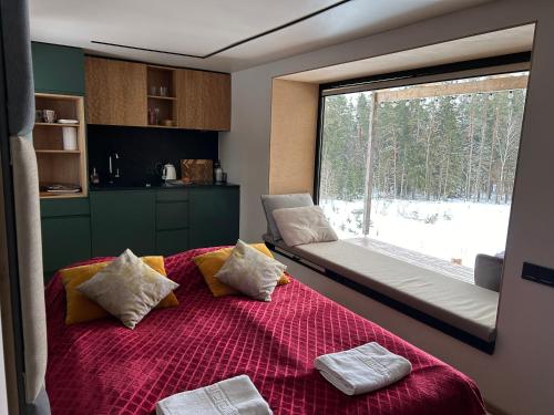 Tammemäe Spa Lodge : غرفة نوم مع سرير ونافذة مع مقعد من النافذة