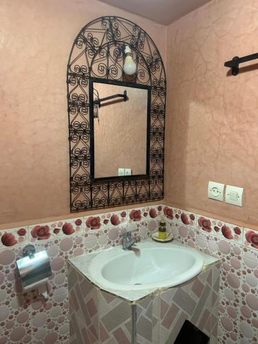 梅爾祖卡的住宿－kasbah Planet Sahara，一间带水槽和镜子的浴室