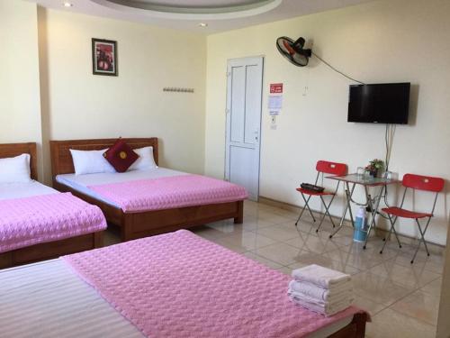 Un pat sau paturi într-o cameră la Bảo Anh Hotel