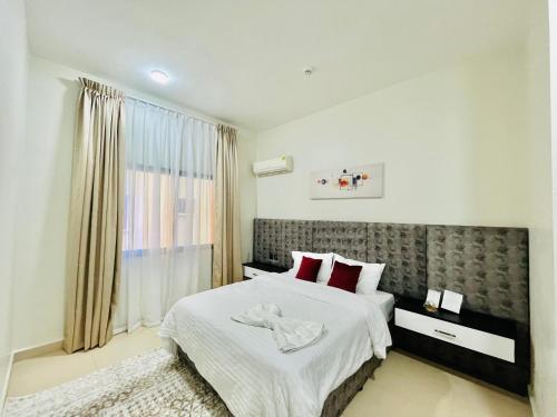 um quarto com uma cama grande e uma janela em Luxury home 75”TV, 5mins from City Center & Beach em Dar es Salaam