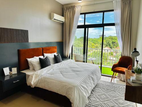 um quarto com uma cama e uma grande janela em Luxury home 75”TV, 5mins from City Center & Beach em Dar es Salaam