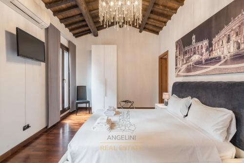 um quarto com uma cama grande e um lustre em Apartment by The Spanish Steps em Roma