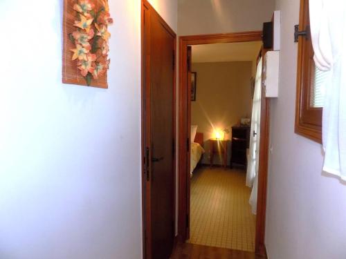 une porte ouverte menant à un couloir avec une chambre dans l'établissement Meschers sur Gironde - MAISON avec grand JARDIN proche PLAGE CENTRE VILLE, à Meschers-sur-Gironde