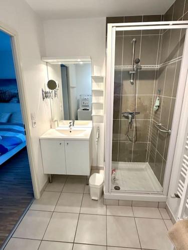 une salle de bain avec une douche, des toilettes et un lavabo dans l'établissement Appartement proximité mer, à Saint-Gilles-Croix-de-Vie