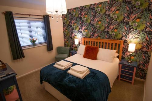 een slaapkamer met een bed met handdoeken erop bij The Royal George in Cottingham