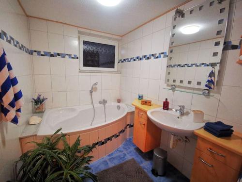 un bagno con vasca e lavandino di Oase im Grünen! a Freisen