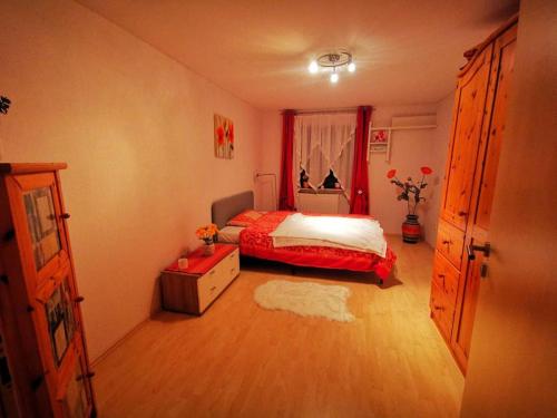 una camera con letto e finestra rossa di Oase im Grünen! a Freisen