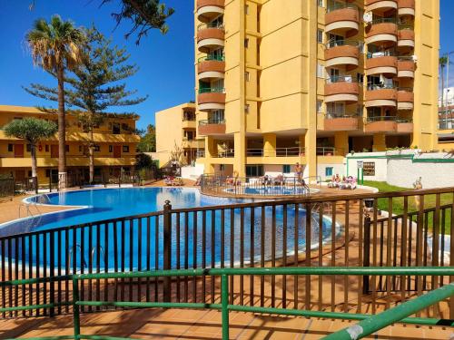 una piscina frente a un gran edificio en Torres Los Cristianos, en Arona