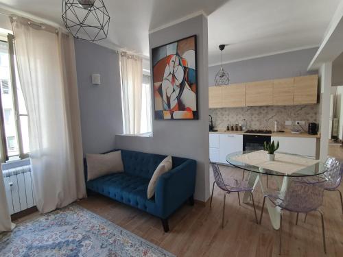 - un salon avec un canapé bleu et une table dans l'établissement Cave Apartment, à Rome