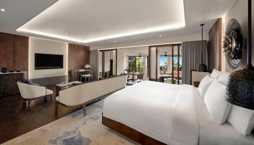 TV a/nebo společenská místnost v ubytování InterContinental Bali Sanur Resort by IHG