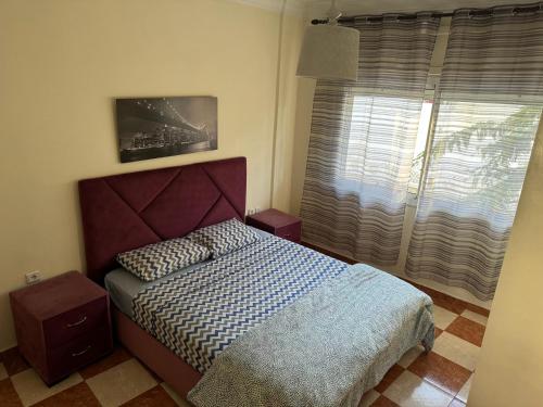 - une petite chambre avec un lit et une fenêtre dans l'établissement Precioso Apartamento en tetouan, à Tetouan