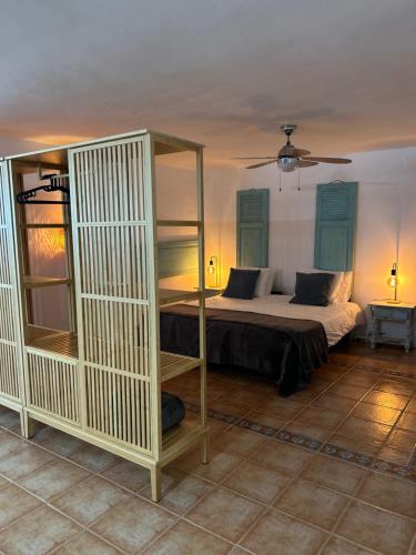 een slaapkamer met een bed en een boekenplank bij Large Studio Apartment! in Costa Teguise
