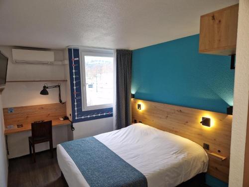 um quarto com uma cama, uma janela e uma secretária em Kyriad Toulon Est Hyeres La Garde em La Garde