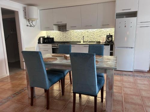 Kuchyň nebo kuchyňský kout v ubytování Large Studio Apartment!