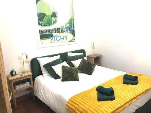 une chambre avec un lit avec deux oreillers dessus dans l'établissement LE PATIO LAFAYETTE - Hyper Centre - Proche Thermes - Luxe, à Vichy