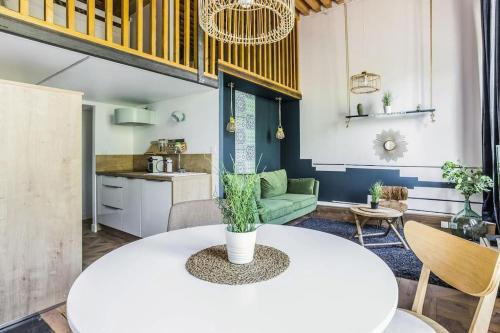 een woonkamer met een witte tafel en een keuken bij Le petit Opéra in Lyon