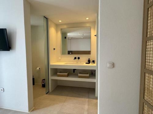 un baño con lavabo y espejo en Vivant Naousa Residence 3, en Naousa