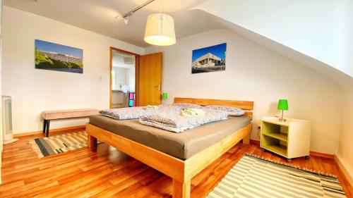 um quarto com uma cama num quarto em Ferienwohnung-Schweinfurt em Schweinfurt