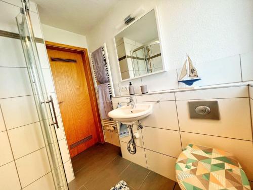 uma casa de banho com um lavatório, um espelho e um WC. em Ferienwohnung-Schweinfurt em Schweinfurt