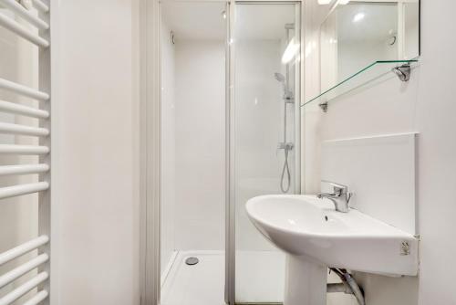 Phòng tắm tại Studio 2 pers - Wifi limite Vincennes & métro (E3)