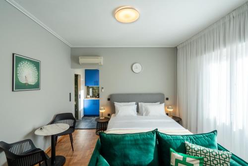 アテネにあるSyntagma Bliss: Athens Hubのベッドルーム(ベッド1台、ソファ付)