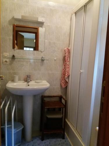 une salle de bain avec un lavabo et un miroir dans l'établissement VILLA 250 M PLAGE QUARTIER PARC JARDIN GARAGE - Réf 130, à Royan