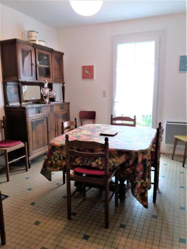 une salle à manger avec une table et des chaises et une fenêtre dans l'établissement VILLA 250 M PLAGE QUARTIER PARC JARDIN GARAGE - Réf 130, à Royan