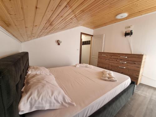 Ένα ή περισσότερα κρεβάτια σε δωμάτιο στο CASA MOREANA